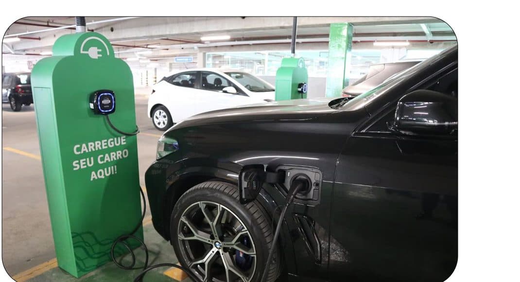 Ponto de recarga para veículos elétricos em estacionamento coberto